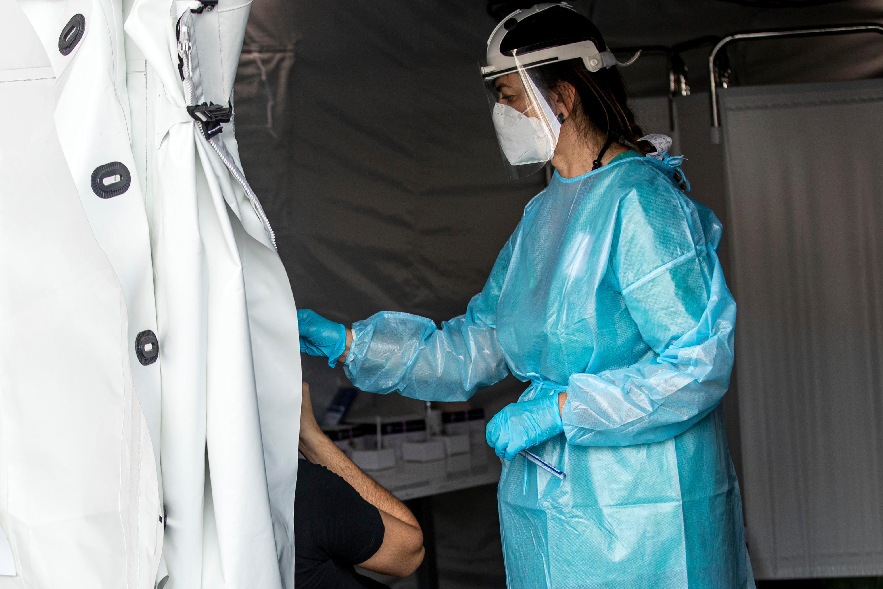 Sulla Nuova in edicola venerdì 27: coronavirus, i parametri sono al limite, ma l'isola resta bianca