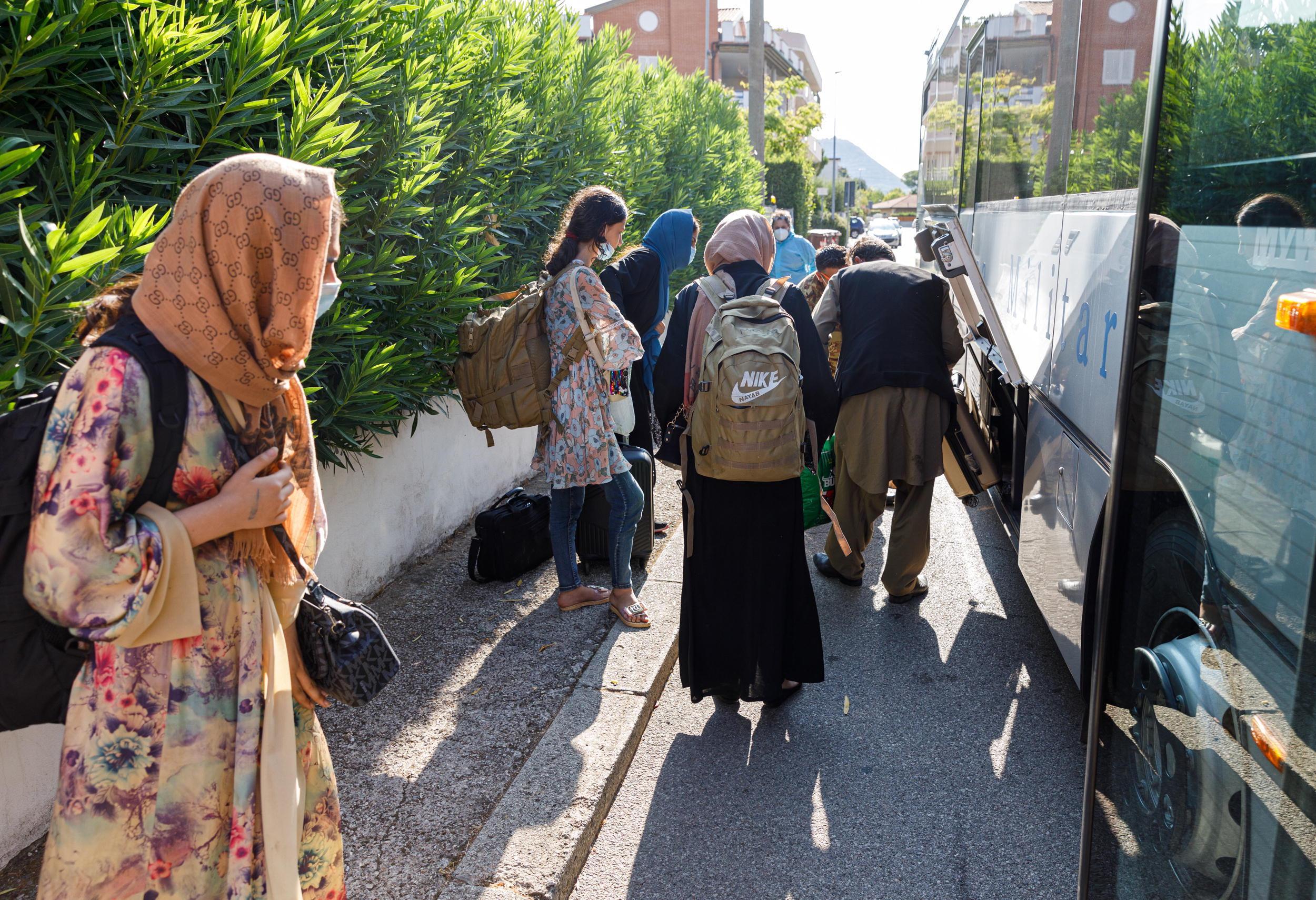 L'arrivo dei profughi a Montecatini (foto Nucci)