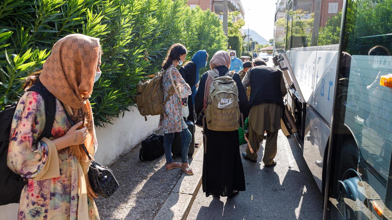 L'arrivo dei profughi a Montecatini (foto Nucci)