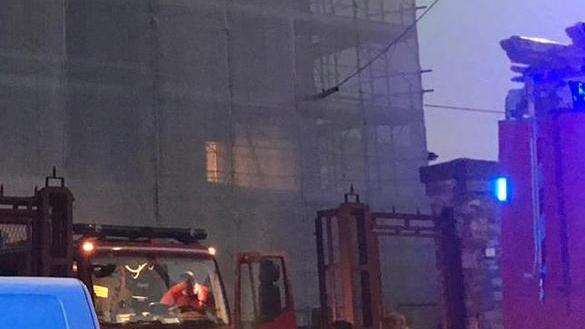Finale, a fuoco il tetto del condominio nel palazzo dell’ex Zuccherificio