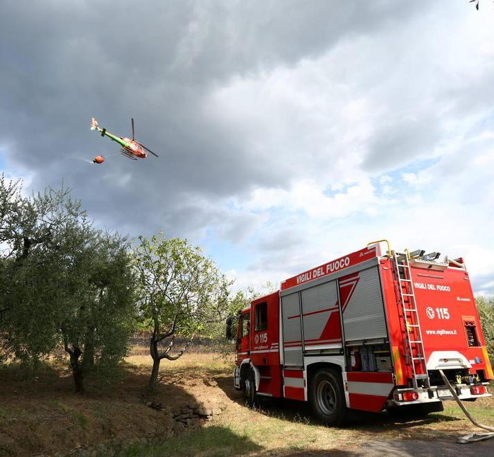 Fiamme tra campi e boschi Intervengono due elicotteri 
