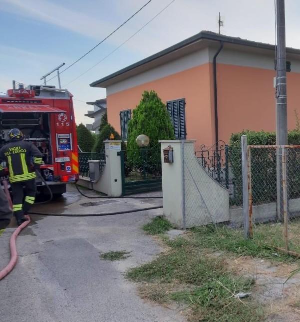 Fiamme dal fornello a gas si ustiona in un garage 