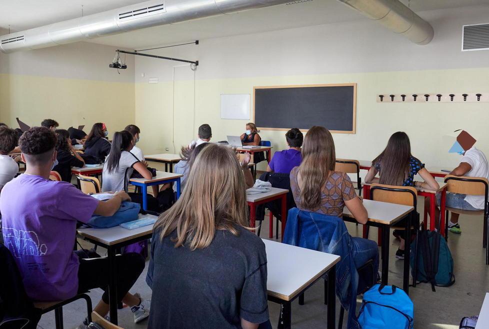 «Il Green pass non garantisce sicurezza» I sindacati contestano l’obbligo a scuola 
