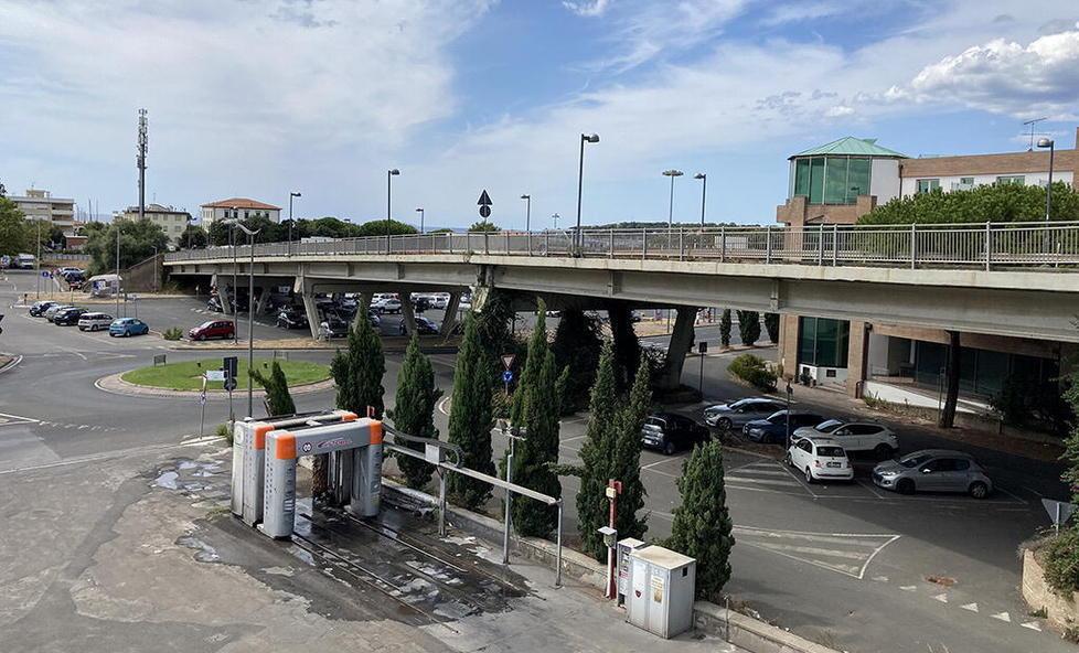 Cavalcavia, unica rampa con pista ciclabile e pedonale