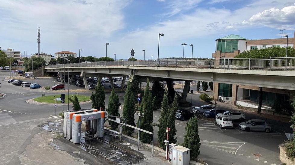 Cavalcavia, unica rampa con pista ciclabile e pedonale