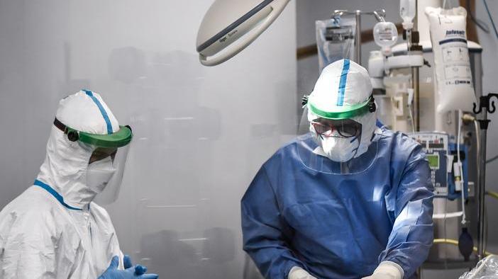 Covid, muore a 80 anni stabile il numero dei contagi
