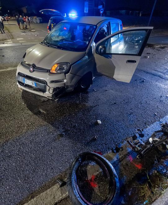 Terribile schianto tra auto e moto Marito e moglie muoiono sul colpo 