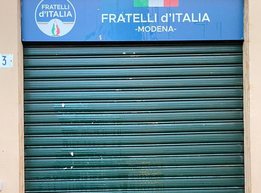Uova lanciate contro la sede di Fratelli d’Italia