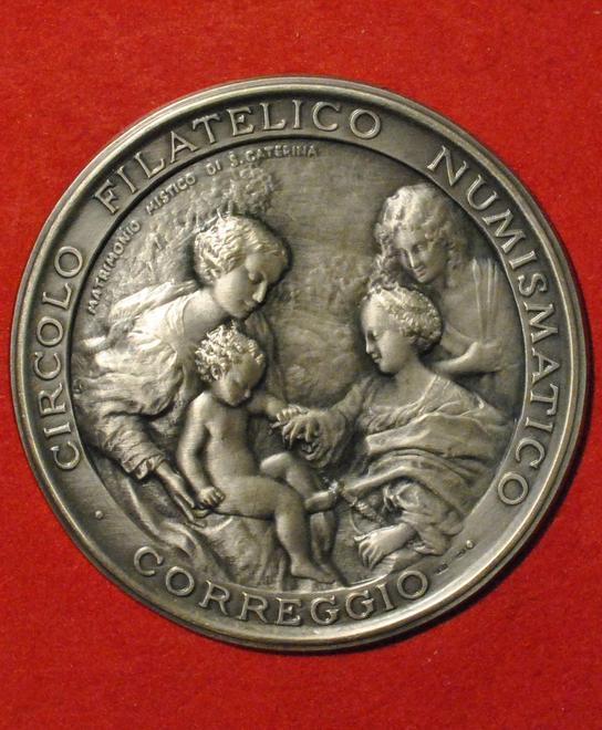 Il fotografo Pietro Pinti dona cento medaglie al Comune e al museo