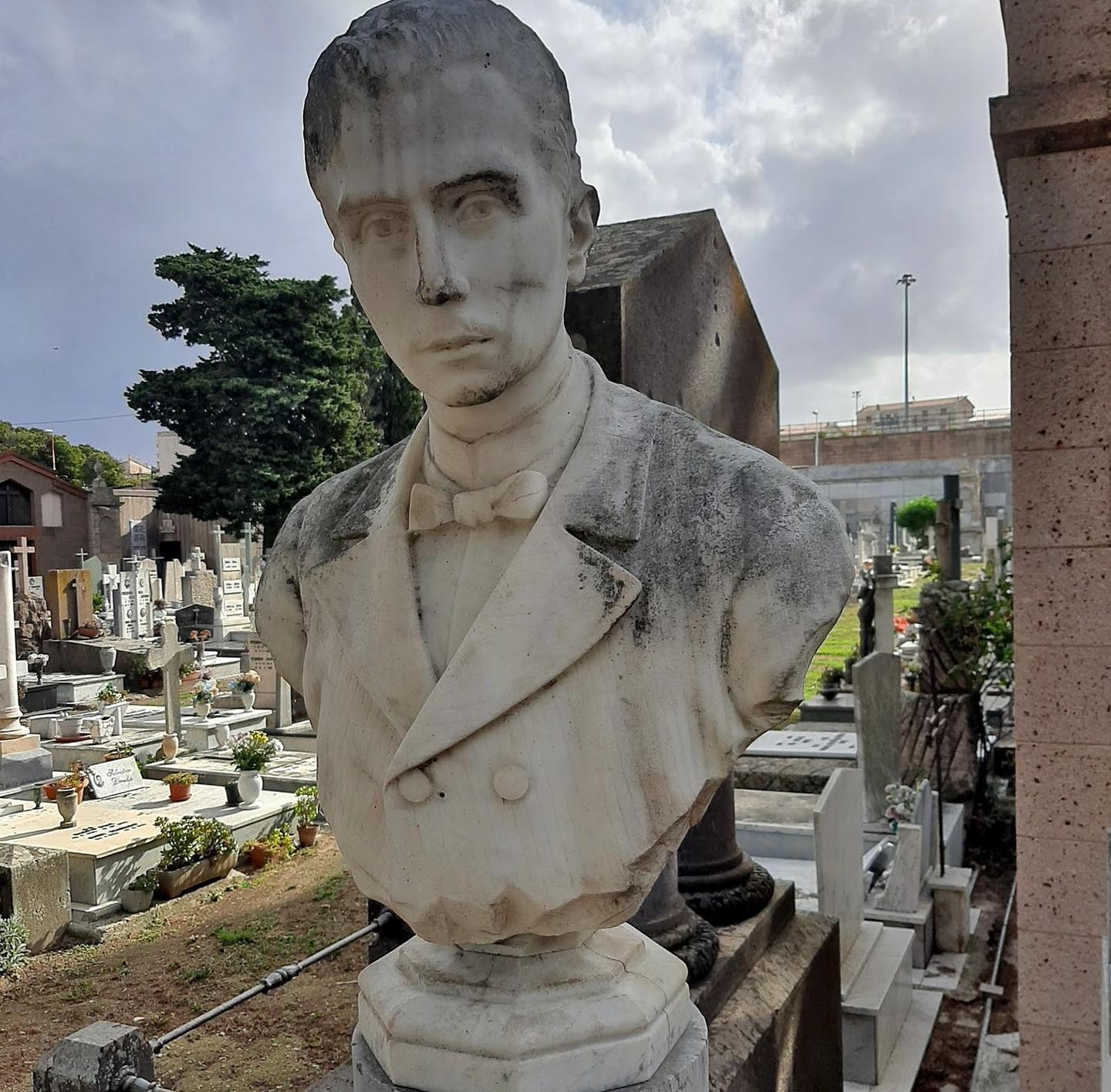 Il dramma dietro il busto di un 20enne 