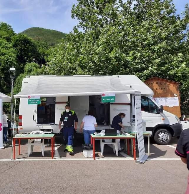 Camper vaccinali alle scuole superiori modenesi: «Nessuna pressione, è solo un’opportunità»
