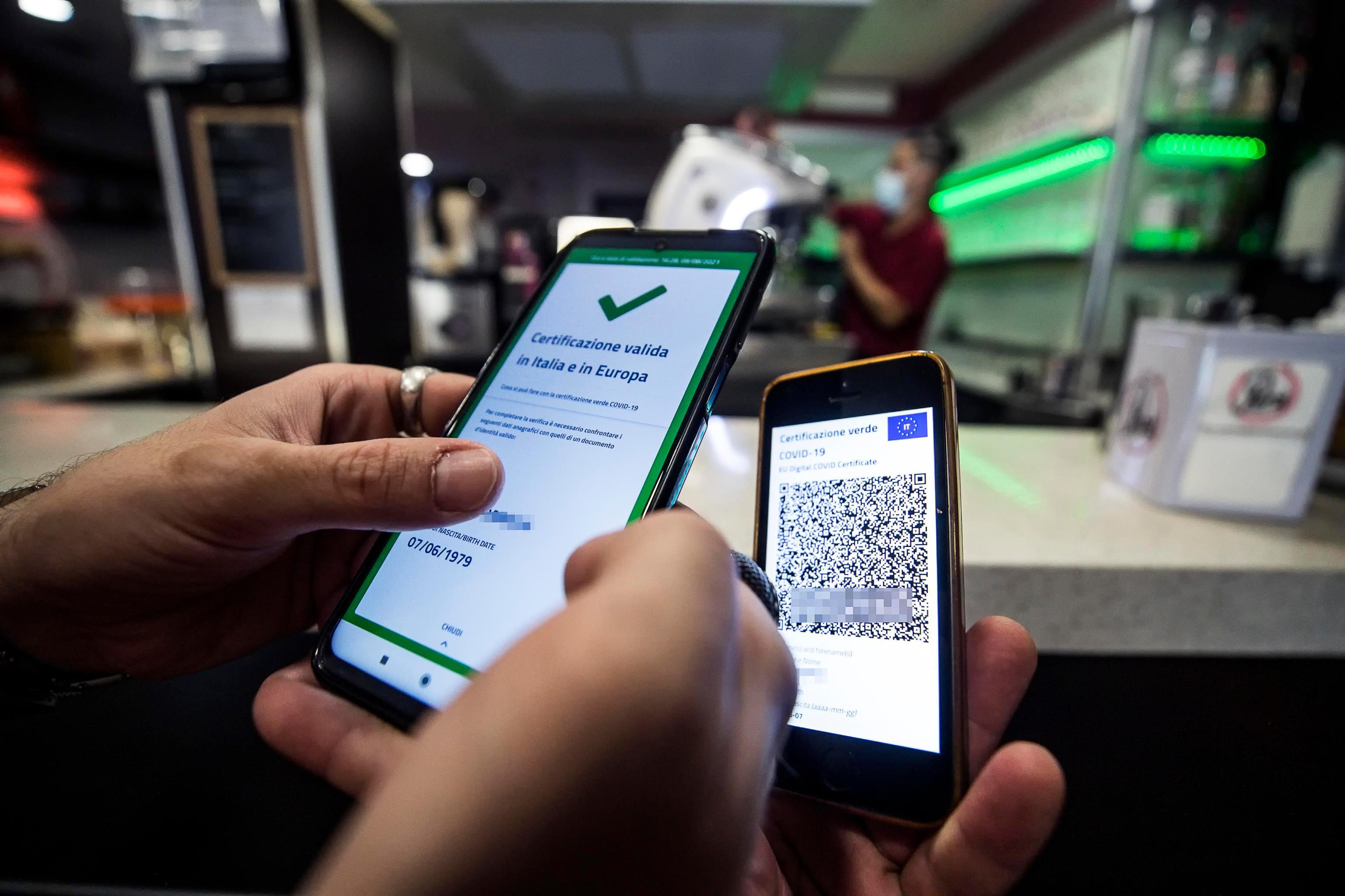 Ferrara, l'operatrice sanitaria: «Guarita a marzo ma senza Green pass» 