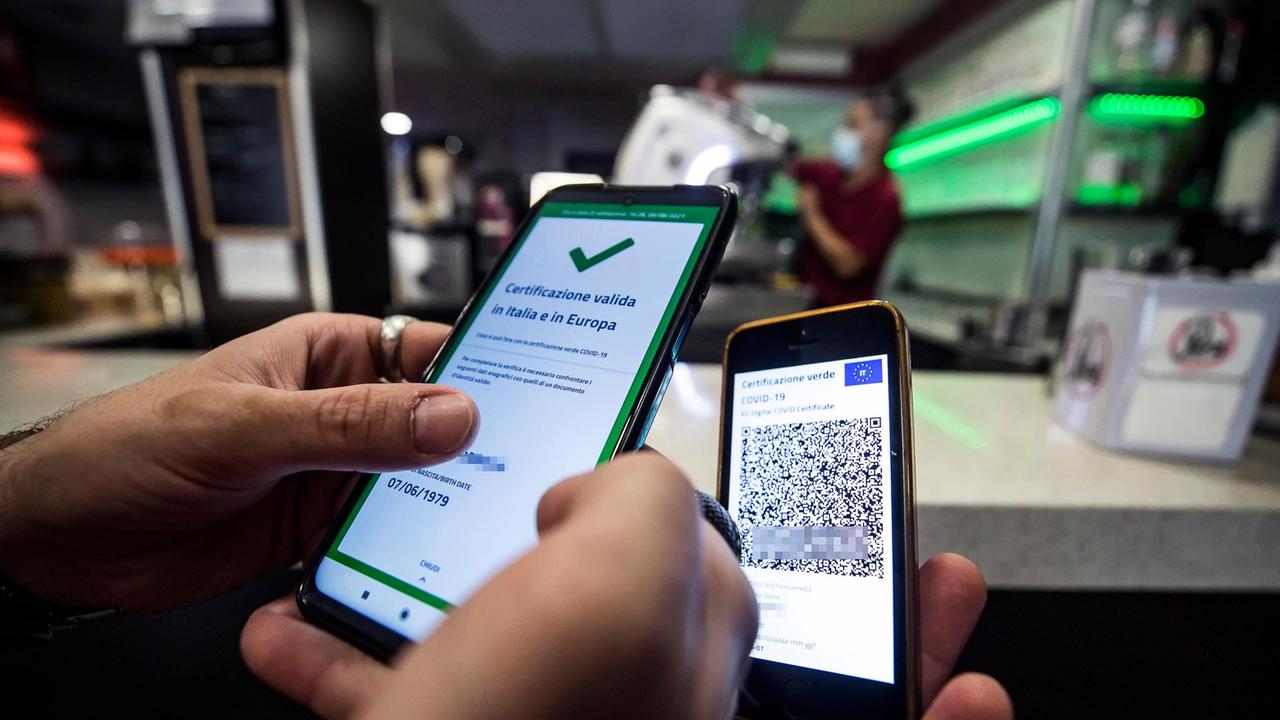 Ferrara, l'operatrice sanitaria: «Guarita a marzo ma senza Green pass»