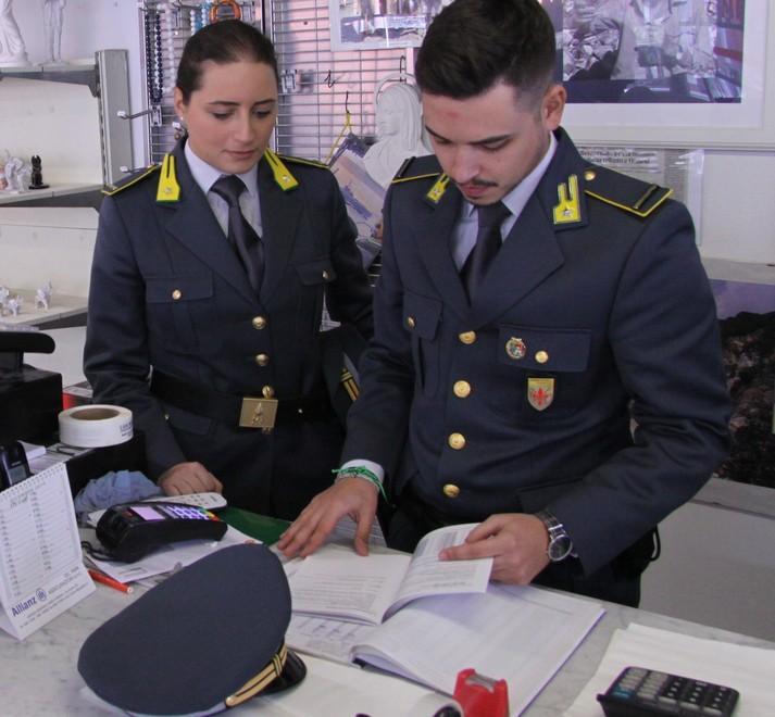 Massa, finte società per evadere 2,5 milioni: consulente fiscale ai domiciliari 
