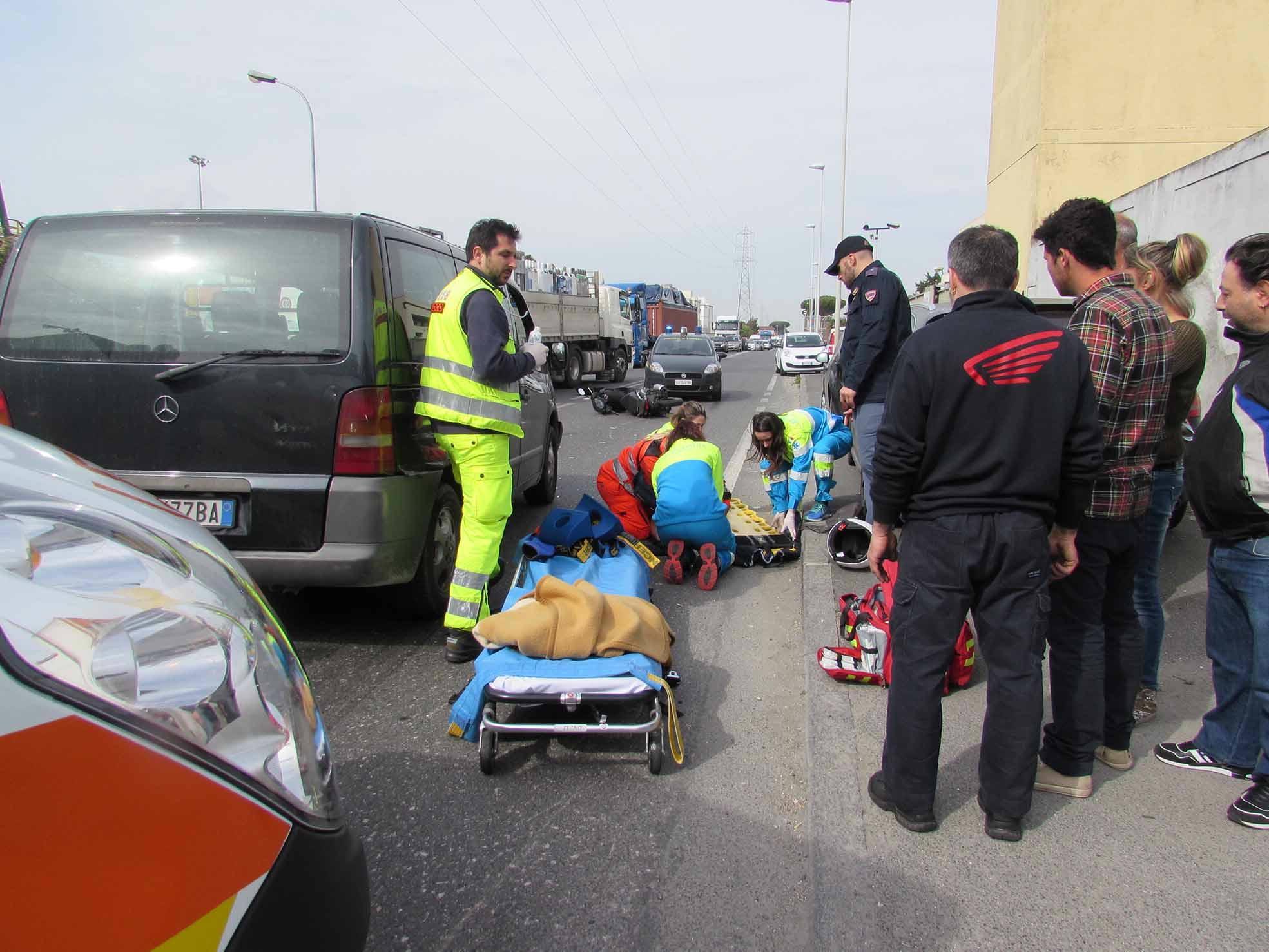 Scontro auto-scooter in via Leonardo da Vinci: quattro all'ospedale 