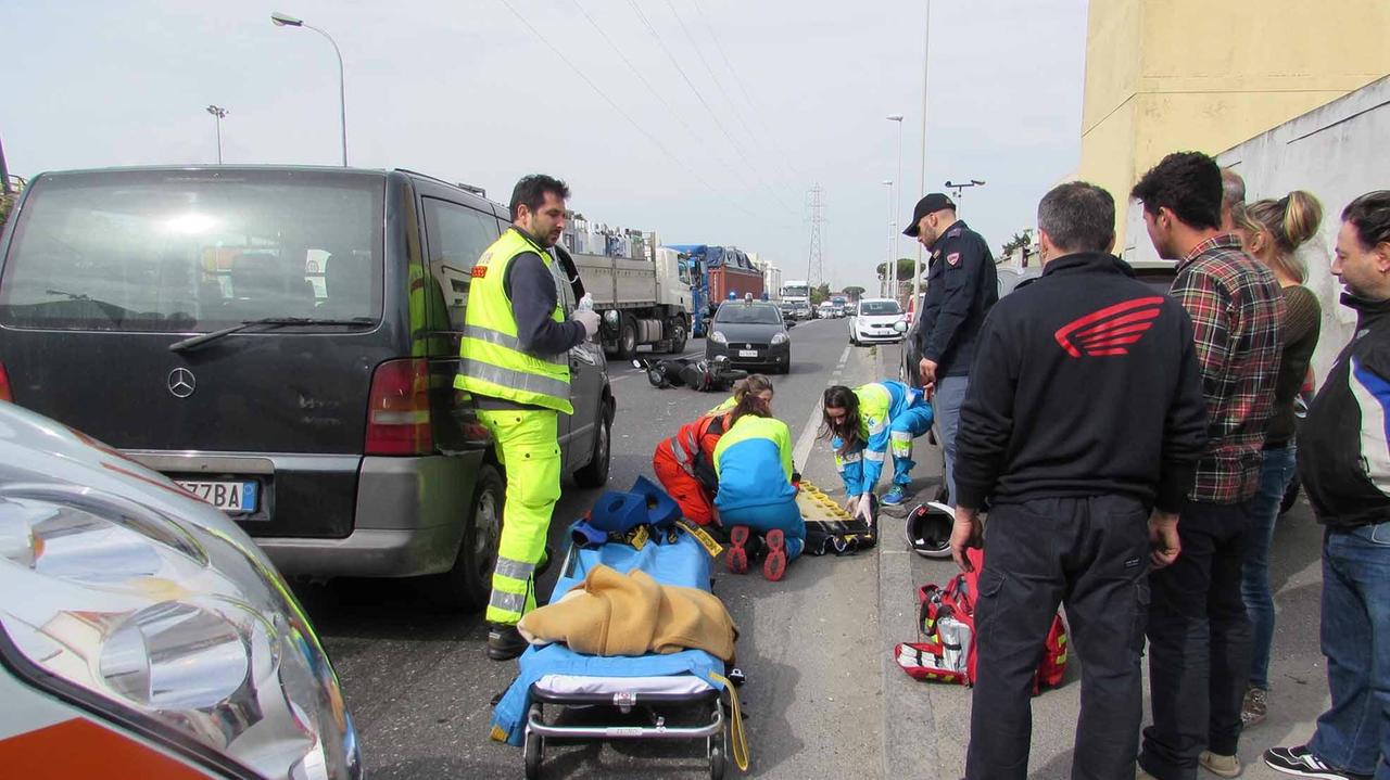 Scontro auto-scooter in via Leonardo da Vinci: quattro all'ospedale