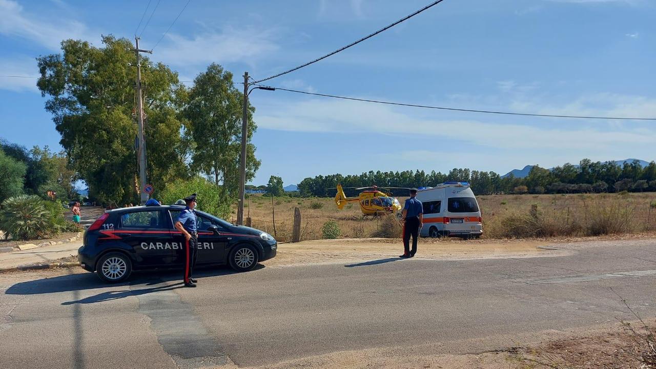 Bimbo di tre anni e mezzo rischia di annegare in piscina a Capo Ferrato: in ospedale con l'elisoccorso