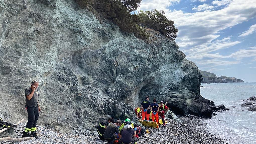 Muore a 52 anni mentre è nel mare del Fortullino