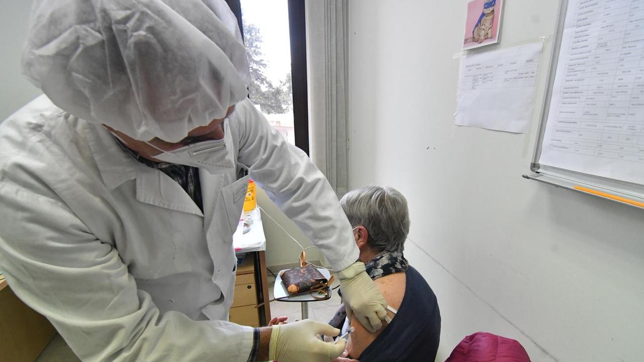 Vaccini, open night all'hub nella fiera di Cagliari