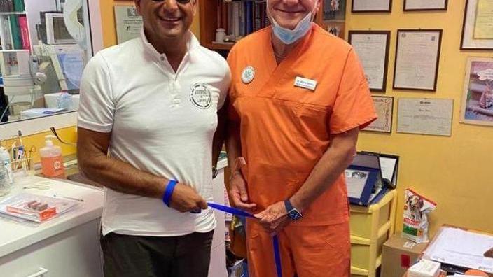 Conti con la sua cagnolina dal veterinario Marco Melosi