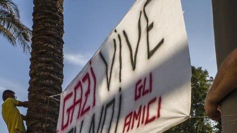 Uno striscione per “Gazi”