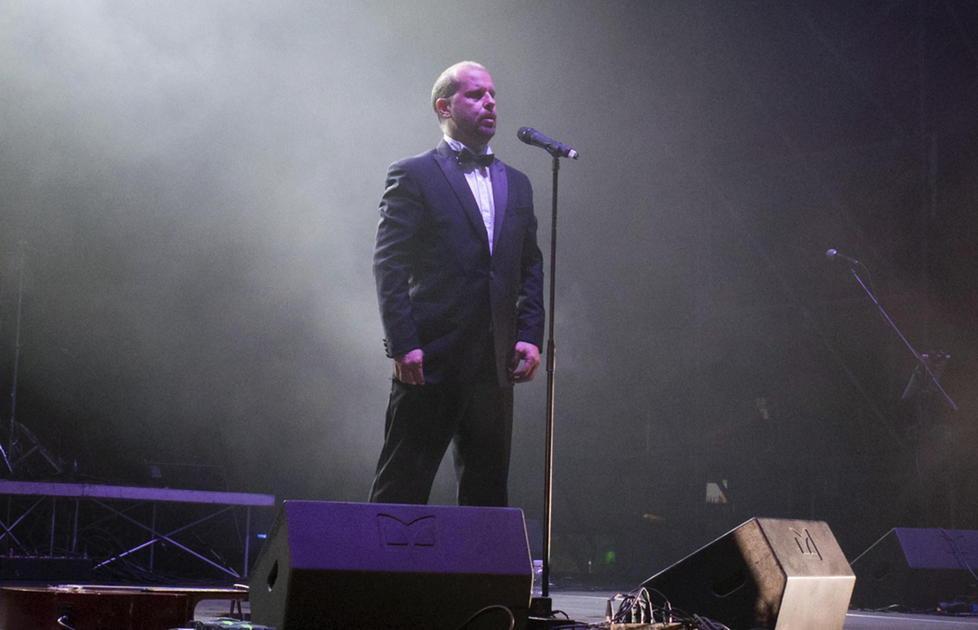 Comici e artisti tutti sul palco per il super show