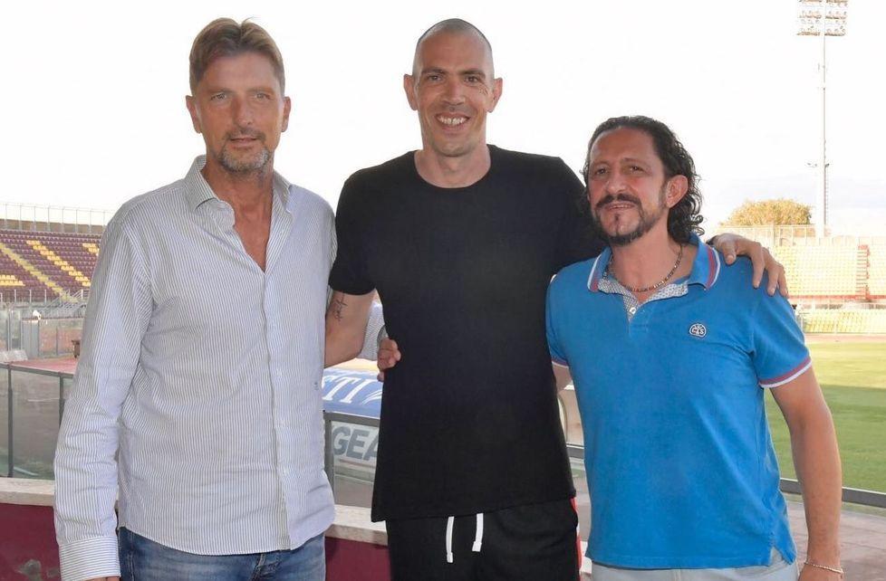 La firma e l’abbraccio di Mazzoni allo stadio