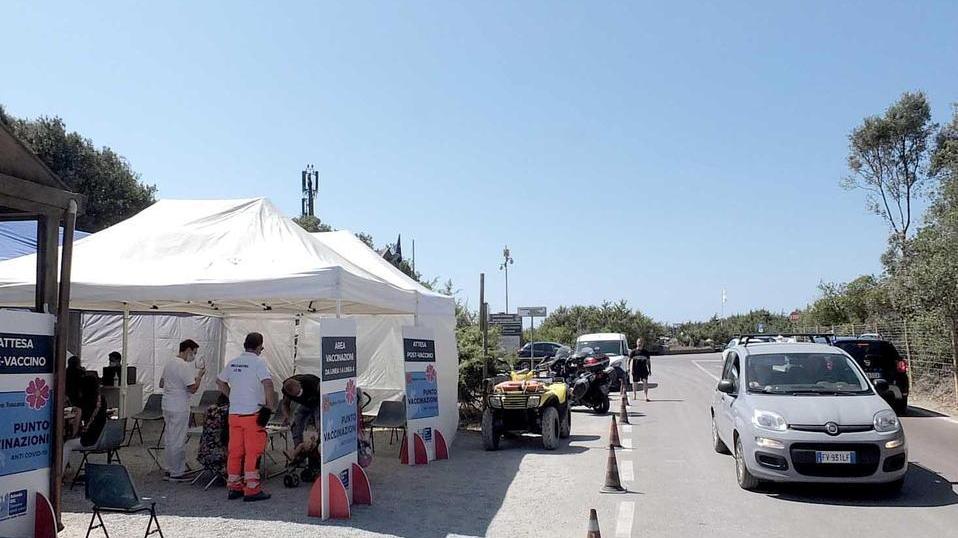 Vaccini, giovani e meno giovani al camper a Marina di Vecchiano