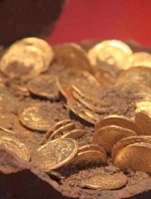 Ladri rubano soldi e monete antiche con i proprietari in casa