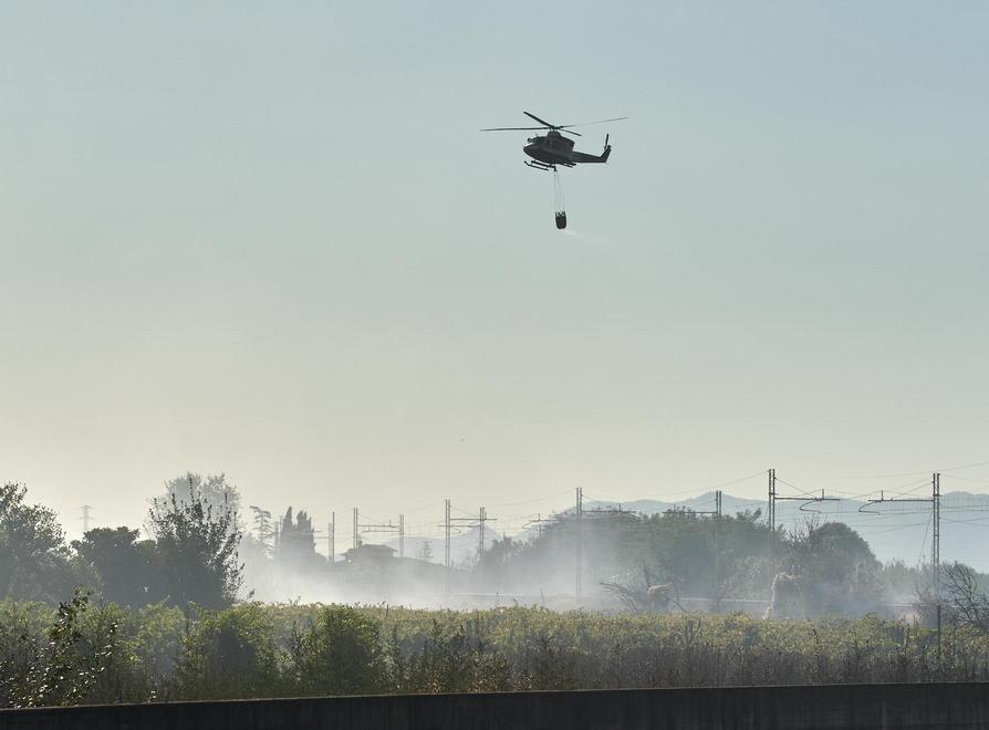 In fiamme sterpaglie Treni sospesi per due ore