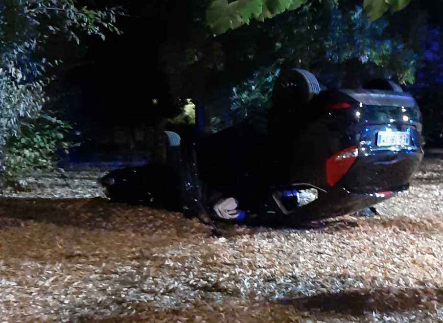 Sbanda alla rotonda e si ribalta con l’auto Illeso il conducente 