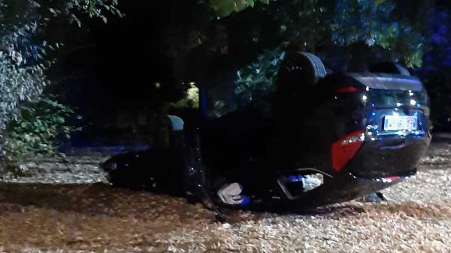 Sbanda alla rotonda e si ribalta con l’auto Illeso il conducente