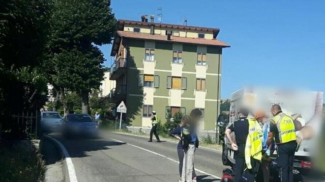 Montecenere: fa retromarcia e travolge una moto
