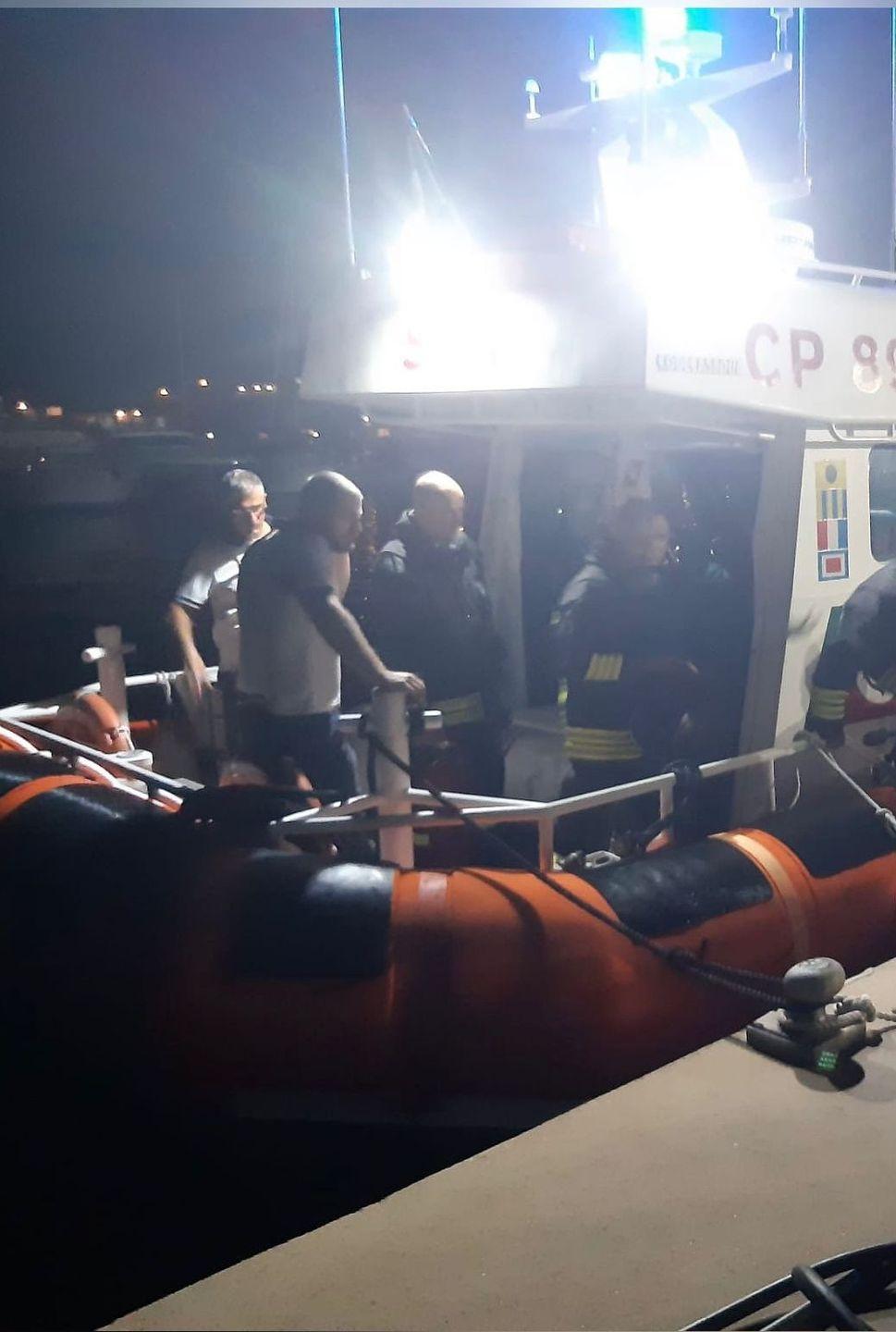 Barca prende fuoco, in salvo i tre occupanti