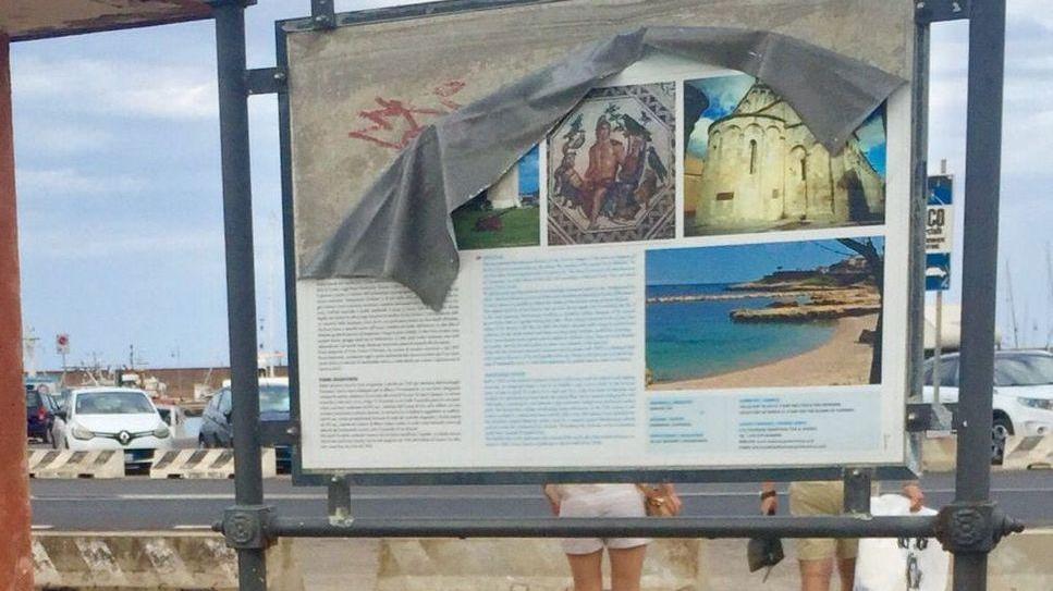 Il manifesto bilingue staccato e mai sostituito
