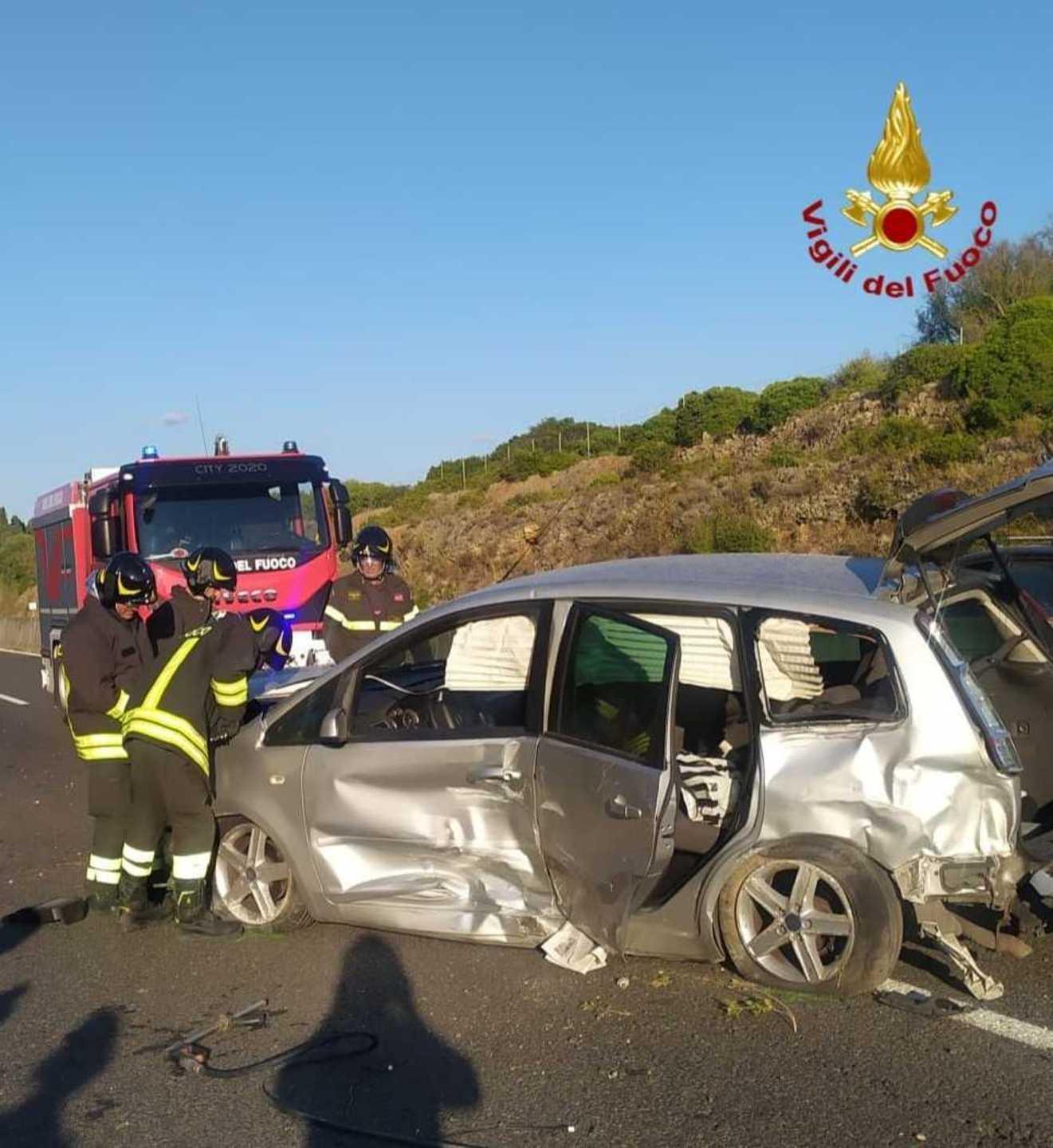 Polo fuori strada sulla Sassari-Alghero: illese cinque persone