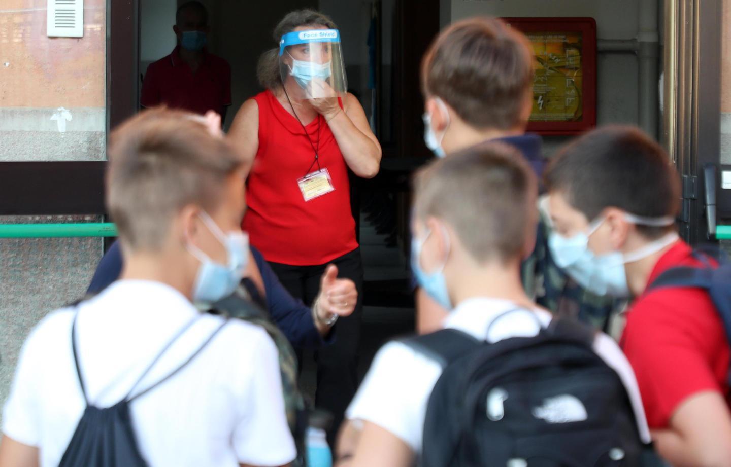 Scuola, tra green pass e tamponi c’è chi sceglie l’aspettativa 