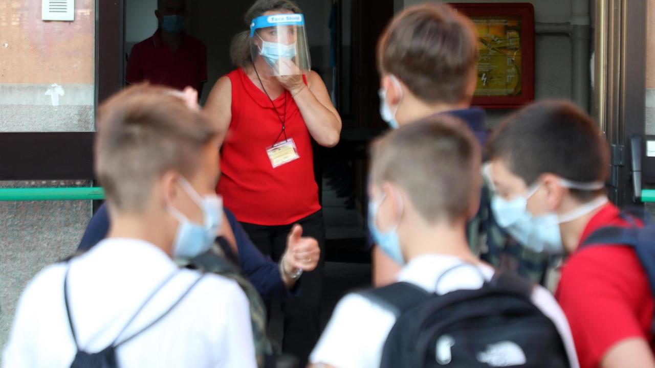 Scuola, tra green pass e tamponi c’è chi sceglie l’aspettativa