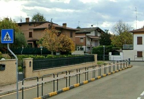 Formigine. Va a letto, i ladri entrano in casa Si alza e riesce a farli fuggire 