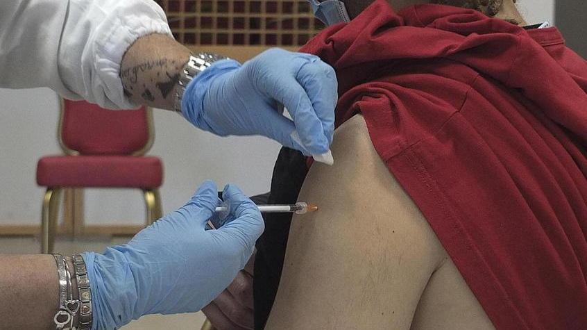 Un momento della vaccinaione