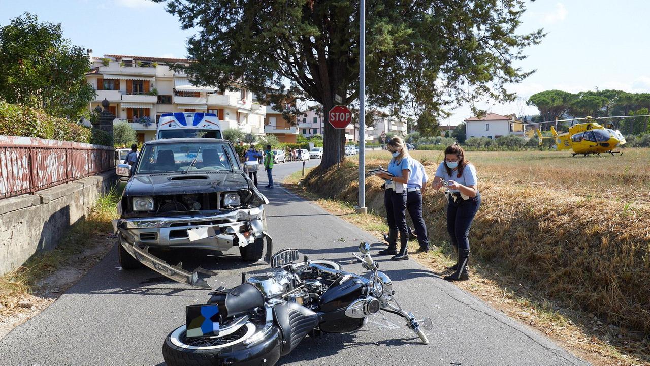 I rilievi della polizia municipale in via Montale (foto Carlo Sestini)