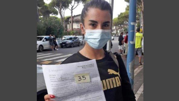 Lido Spina, in fila per il vaccino: «Vado a trovare i nonni, giusto tutelarsi»
