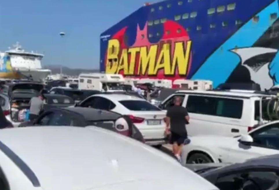 Traghetto Tirrenia per Livorno, il rientro è un'odissea: in 1.700 bloccati a Olbia - Video