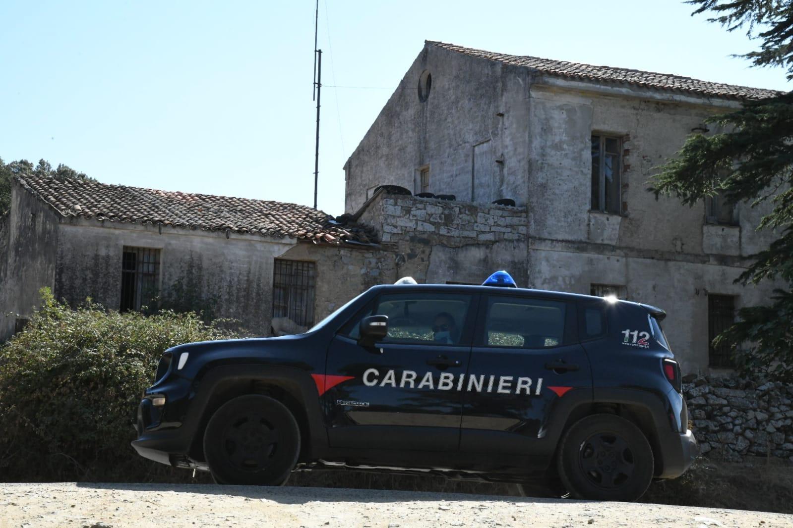 I carabinieri nella campagna di Orune dove un allevatore è stato ucciso (foto Massimo Locci)