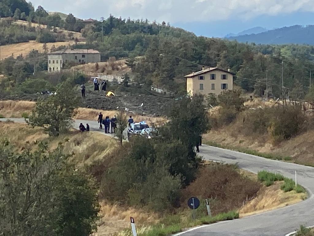 Carabinieri, polizia locale e ambulanze sul luogo del'incidente durante il Rally dell'Appennino