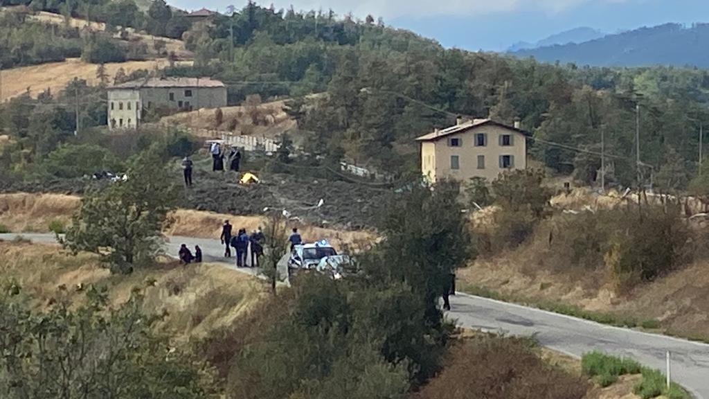 Carabinieri, polizia locale e ambulanze sul luogo del'incidente durante il Rally dell'Appennino