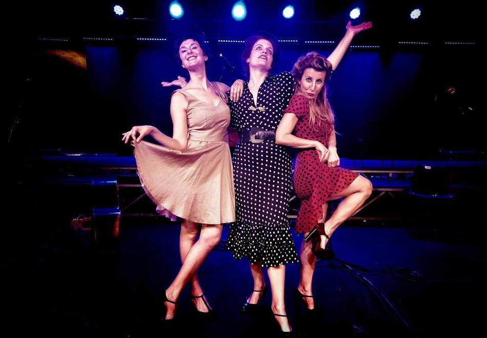Adeilaide Vitolo, Valentina Grigò, Irene Rametta in una scena dello spettacolo "Sorellamen"