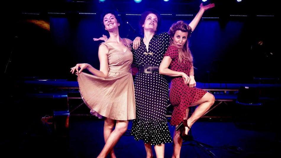 Adeilaide Vitolo, Valentina Grigò, Irene Rametta in una scena dello spettacolo "Sorellamen"