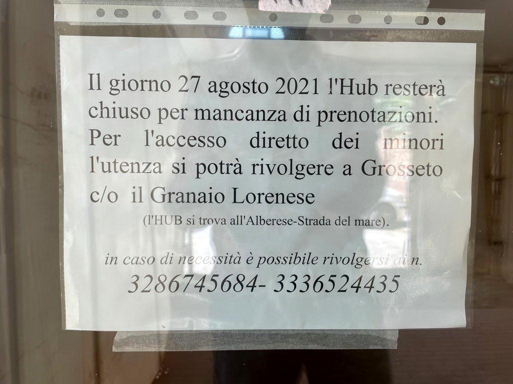 Il cartello affisso venerdì 27 agosto all'esterno del centro vaccinale di Follonica