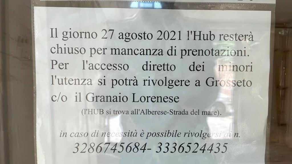 Il cartello affisso venerdì 27 agosto all'esterno del centro vaccinale di Follonica